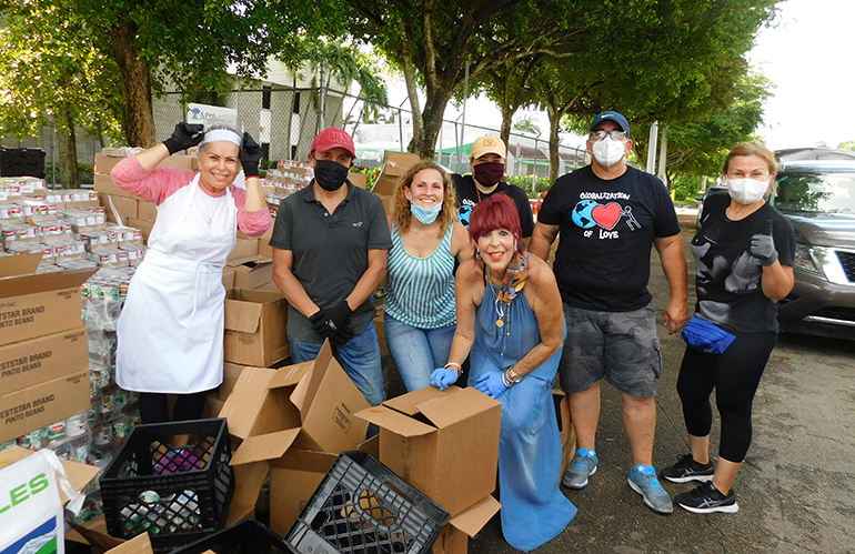 Parte del equipo de voluntarios que trabaja en el  banco de comida de la Sociedad de San Vicente de Paul de la parroquia Mother of Christ. Desde la izquierda: Maritza Villavicencio, los esposos Darío y Karen Marte, Jossie Flores, directora del SVP Food Bank, Karina Molina, Juan Carlos Rojas y Arely Yedra.