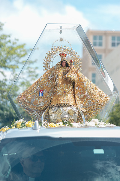 La imagen de la Virgen de la Caridad recorre las calles de Miami en procesión desde la Ermita hasta la iglesia St. Michael.