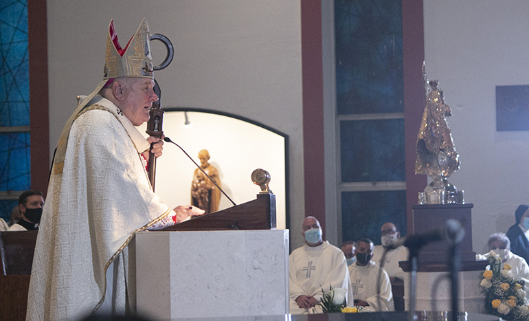 El arzobispo Thomas Wenski predica la homilía en la celebración anual de la fiesta de Nuestra Señora de la Caridad, el 8 de septiembre de 2020, que debido a la pandemia de COVID-19 tuvo lugar en la iglesia de St. Michael en Miami con una asistencia reducida y socialmente distante. Los fieles pudieron saludar a la patrona de Cuba conduciendo frente a la iglesia durante dos horas antes de la misa.