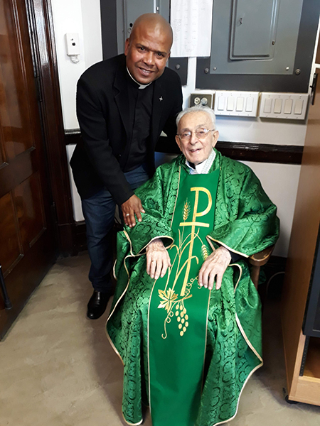 El sacerdote neoyorquino Francis Gaetano (1922-2019) ejerció su ministerio como presbítero durante 71 años en la Sociedad del Apostolado Católico (Padres y Hermanos Palotinos). En la foto con el P. Manoel Santana (Brasil), misionero palotino en Perú desde 2014.