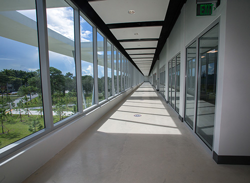 Vista de uno de los pasillos del nuevo complejo de la Escuela de Negocios Gus Machado de la Universidad St. Thomas, que fue dedicado por el Arzobispo Thomas Wenski, el 16 de octubre de 2020.