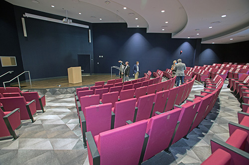 El auditorio de conferencias globales en el nuevo complejo de la Escuela de Negocios Gus Machado de la Universidad St. Thomas, que fue dedicado por el Arzobispo Thomas Wenski, el 16 de octubre de 2020.