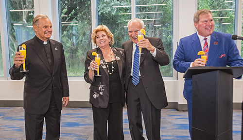 Mons. Franklyn Casale, presidente emérito de la Universidad St. Thomas, se une a Lilliam y Gus Machado, y David Armstrong, actual presidente de la Universidad St. Thomas, en un brindis por el empresario y filántropo que da nombre al complejo de la Escuela de Negocios.