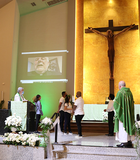 El Arzobispo Thomas Wenski felicitó a través de un mensaje de video a la parroquia Corpus Christi por la nueva emisora, Corpus Radio, y les deseo muchos éxitos.