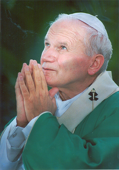 Pope John Paul II prays at the start of the Mass at Tamiami Park, Sept. 11, 1987.