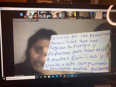 Una niña, que participa en el campamento virtual organizado para niños y familias de zonas rurales de Misisipi, muestra su agradecimiento a los organizadores y otros participantes del campamento que se realizó vía Zoom, todos los viernes de septiembre.