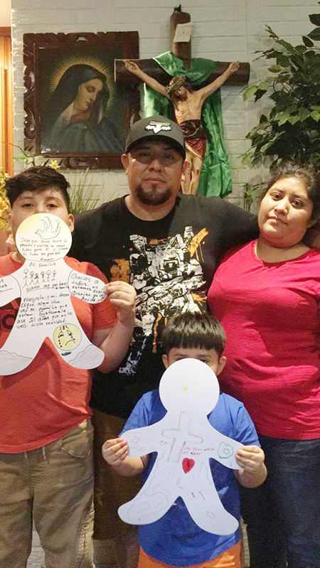 Edgar Morales y su familia participaron en el campamento virtual para familias en zonas rurales de Misisipi.