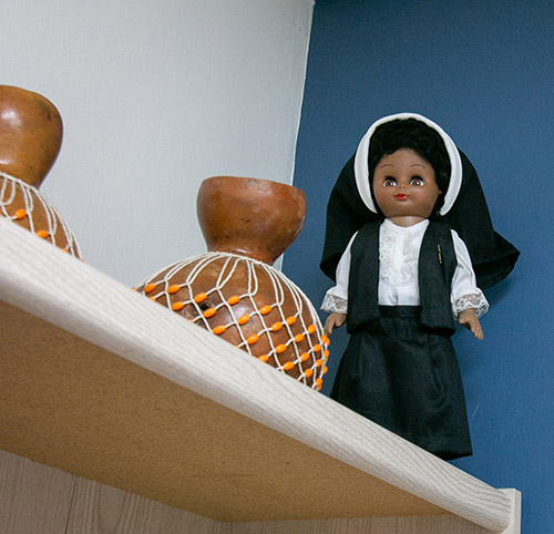 Una muñeca de una Hna. Oblata de la Divina Providencia adorna la oficina de Katrenia Reeves-Jackman, directora de la Oficina arquidiocesana del Ministerio Católico Negro. La Madre María Lange, que fundó la orden, está en camino a la canonización. Las Oblatas fueron la primera comunidad religiosa para mujeres de descendencia africana.