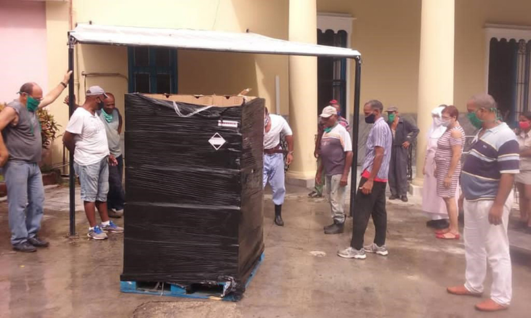 Trabajadores y voluntarios se preparan a descargar algunas de las provisiones enviadas desde Miami para el hogar de ancianos Santovenia en La Habana.