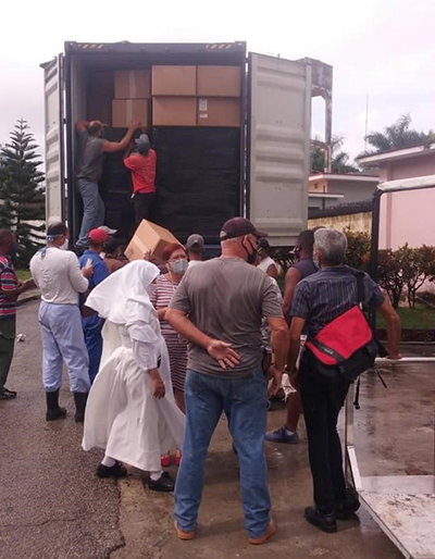 Trabajadores y voluntarios, junto con una de las Hermanitas de los Ancianos Desamparados, se preparan a descargar algunas de las provisiones enviadas desde Miami para el hogar de ancianos Santovenia en La Habana.