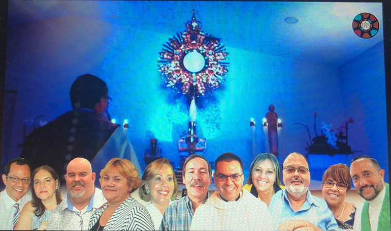 Colaboradores de la transmisión digital de Adoremus durante la pandemia del COVID-19. Desde la izquierda, Robert y Daisy Petit; Henry Álvarez; Daisy Escalante; Josefina y Luis Tejada; el P. Javier Barreto, director espiritual del grupo; Rosy Del Valle; David y Patty Rosa; y el P. Julio de Jesús Melo, el otro director espiritual.