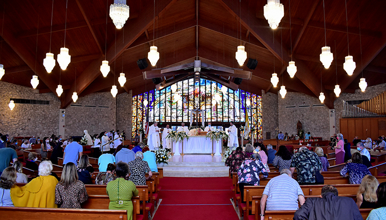 La iglesia Nativity celebró su 60 aniversario con una Misa el 22 de noviembre de 2020.