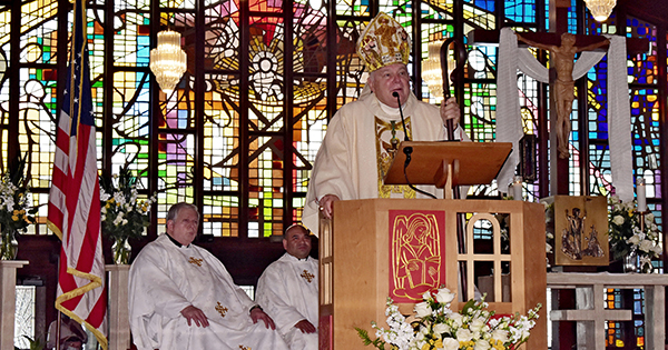 El Arzobispo Thomas Wenski llamó a la iglesia Nativity un "oasis" para el descanso y la renovación. Detrás de él, los vicarios parroquiales de la iglesia, el P. Víctor Babin (izquierda) y el P. Martín Muñoz.