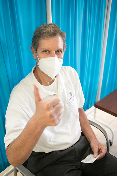 Joe Catania, director ejecutivo de Catholic Health Services de la Arquidiócesis de Miami, levanta el pulgar antes de recibir una de las primeras dosis de la vacuna contra el COVID-19 cuando los funcionarios de salud pública del estado de La Florida empezaron la vacunación el 16 de diciembre de 2020, en el Centro de Cuidados Médicos St. John's, en Fort Lauderdale. El centro es parte de Catholic Health Services de la Arquidiócesis de Miami. Al personal y los residentes del centro se les ofreció la vacuna contra el COVID-19 de Pfizer-BioNTech, que la Administración de Alimentos y Medicamentos de Estados Unidos autorizó para su uso en casos de emergencia, el 11 de diciembre de 2020.