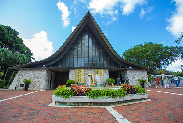 Vista exterior de la iglesia St. Hugh, que fue diseñada por el feligrés y arquitecto de Miami, Murray Blair Wright, con una simplicidad monástica inspirada en la vida de St. Hugh como monje cartujo. El Arzobispo Thomas Wenski celebró la Misa del 60 aniversario de la parroquia de Coconut Grove, el 15 de noviembre de 2020.