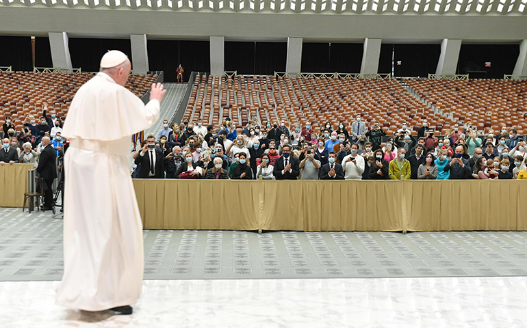 El Papa Francisco saluda a los asistentes, en número limitado, de la audiencia general del miércoles 28 de octubre, en el Salón Pablo VI, en el Vaticano.