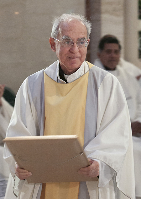 El P. George Cardona se ve aquí en su 60 aniversario como sacerdote en esta foto de archivo de 2013. Nació el 19 de agosto de 1930, fue ordenado el 30 de mayo de 1953 y murió el 15 de enero de 2021.