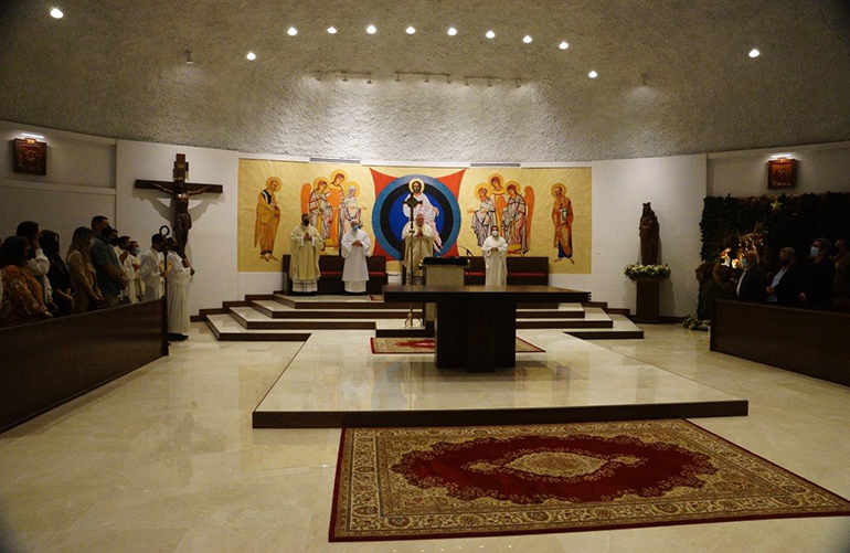 Vista del espacio para el culto recientemente renovado en la iglesia Mother of Christ en Miami, que el arzobispo Thomas Wenski bendijo durante una misa el 1 de enero de 2021.