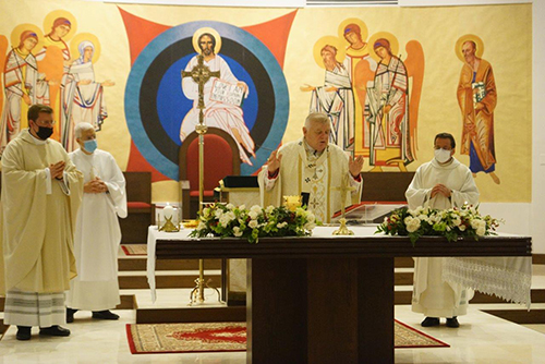 El arzobispo Thomas Wenski celebra la misa el 1 de enero de 2021 en la Iglesia Madre de Cristo en Miami, donde consagró el nuevo altar y bendijo el espacio renovado para el culto. Con él, de izquierda a derecha, el padre Emanuele De Nigris, rector del seminario Redemptoris Mater en Hialeah, cuyos seminaristas ayudan en la parroquia; el diácono Enrique Ferrer; y el administrador parroquial, P. Jorge Carvajal-Niño. Detrás de ellos hay una pintura de Cristo pantocrátor que también recibirá un retoque pronto.