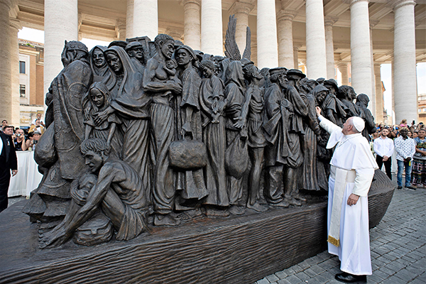 El Papa Francisco bendice "Angels Unawares", una escultura que se expondrá en Miami en febrero de 2021.