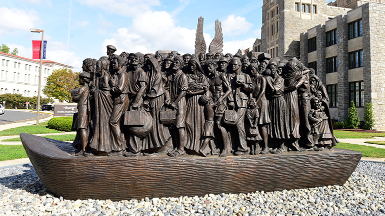 Tras su visita a Miami y su posterior recorrido por Estados Unidos, la escultura "Angels Unawares" tendrá un hogar permanente en la Universidad Católica de América, en Washington, D.C.