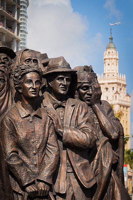 Una sección de la escultura "Angels Unawares" (Ángeles sin saberlo), enmarcada por la Torre de la Libertad de Miami al fondo. La escultura fue instalada el 9 de febrero de 2021, en el Bayfront Park de Miami, donde estará expuesta hasta el 8 de abril de 2021.