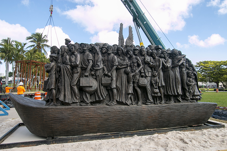 Trabajadores de Florida Lemark desempacan e instalan la escultura “Ángeles sin saberlo” en el Bayfront Park de Miami, donde permanecerá en exhibición hasta el 8 de abril de 2021. La instalación tuvo lugar el 9 de febrero de 2021.