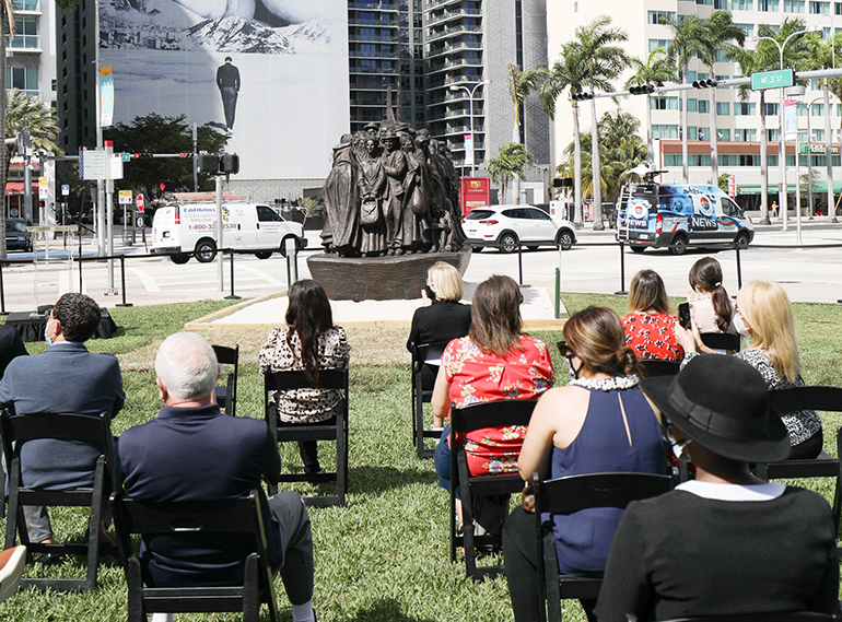 Asistieron a la ceremonia de bendición de la escultura “Ángeles sin saberlo” un pequeño grupo de funcionarios cívicos, entre ellos el comisionado de la ciudad de Miami, Joe Carollo y otros miembros del Bayfront Park Management Trust, que dieron permiso a la Arquidiócesis para colocar la escultura en ese lugar, el 10 de febrero de 2021.