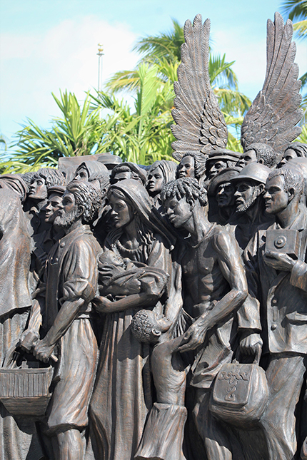 Detalles de los rostros de José y María huyendo de Egipto, entre otros inmigrantes y refugiados de diferentes épocas y partes del mundo son parte de la escultura “Ángeles sin saberlo”, que llegó al Bayfront Park de Miami el 9 de febrero y permanecerá allí hasta el 8 de abril de 2021.