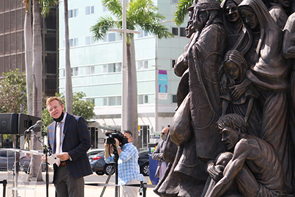 Randolph McGrorty, director ejecutivo de Catholic Legal Services de Miami, durante la ceremonia de bendición de la escultura “Ángeles sin saberlo”, el 10 de febrero de 2021, dijo que los residentes de Miami “nos podemos ver reflejados en esta escultura como los que vienen buscando libertad y prosperidad aquí a Estados Unidos”.