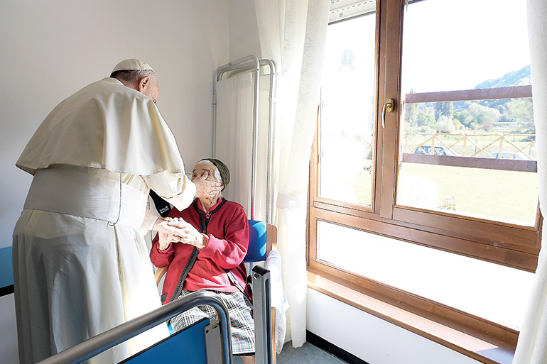El Papa Francisco visita la instalación de vida asistida San Raffaele Borona en Rieti, Italia,
donde saludó a 60 pacientes, en su mayoría ancianos que perdieron sus hogares durante
el terremoto en Amatrice.