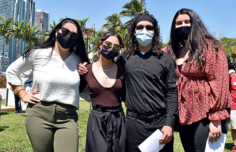 Estudiantes de la Universidad Barry asisten al anuncio del nuevo Instituto de Estudios sobre la Inmigración de la universidad. Desde la izquierda: Isabella Acanda, Angie Rodríguez, Andrés Sánchez y Gigi Ríos.