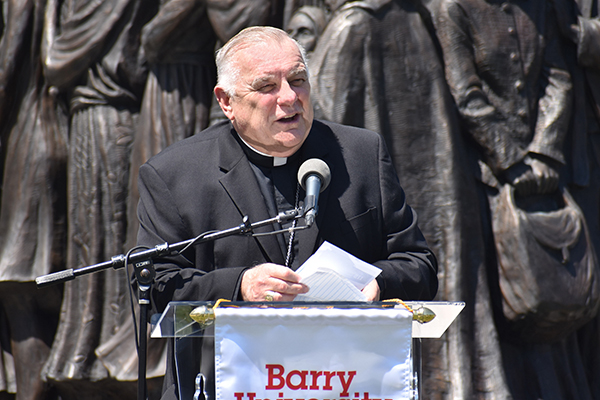 "El inmigrante es un extraño al que hay que abrazar como a un hermano o hermana", dice el Arzobispo Thomas Wenski durante el anuncio del nuevo Instituto de Estudios sobre Inmigración de la Universidad Barry.