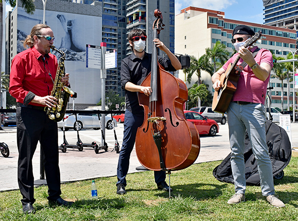 El Trío de Jazz de la Universidad de Barry proporcionó música antes y después del anuncio del nuevo Instituto de Estudios de Inmigración de la universidad.