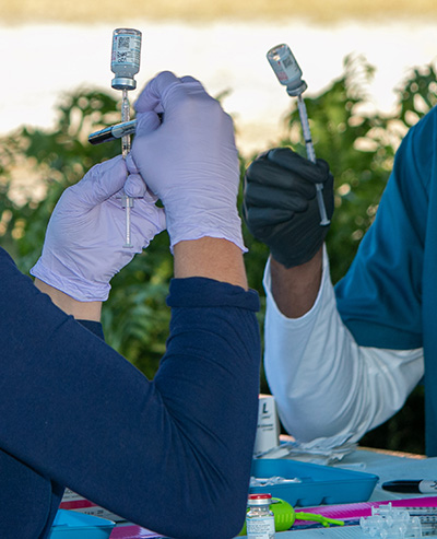 Técnicos médicos preparan dosis de la vacuna Moderna cuando la Parroquia de San Lázaro en Hialeah se convirtió en la primera iglesia arquidiocesana en servir como sitio de vacunación contra el COVID-19, el 20 de enero de 2021. El Arzobispo Thomas Wenski aclara que todas las vacunas disponibles actualmente contra el COVID-19 pueden tomarse con conciencia cierta.