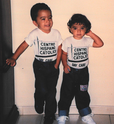 La reportera del Florida Catholic, Cristina Cabrera Jarro, y su hermano, Felipe Cabrera, vistos aquí antes de acudir a una jornada escolar en la guardería del Centro Hispano Católico.