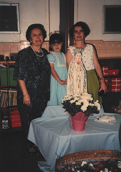 La reportera del Florida Catholic Cristina Cabrera Jarro (centro)  acompañada por su madre, María Cabrera (derecha), y su abuela, María Jarro, después de una celebración en honor a la Virgen María en el Centro Hispano Católico en 1993.