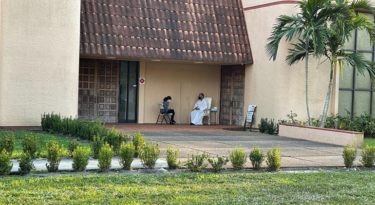 Las confesiones se celebran actualmente al aire libre en la iglesia de St. Boniface en Pembroke Pines, con el sacerdote y el penitente socialmente distanciados, con máscaras y a veces incluso detrás de una barrera de plexiglás.