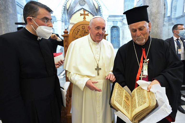 El Papa Francisco visita la Iglesia de la Inmaculada Concepción en Bakhdida (Qaraqosh), Iraq, el 7 de marzo de 2021.
