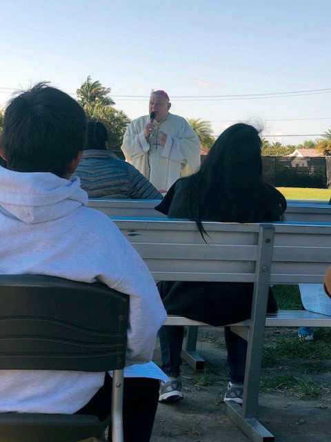 El Arzobispo Thomas Wenski predica su homilía durante la Misa que celebró el domingo de Pascua, 4 de abril de 2021, con niños no acompañados que están bajo el cuidado de Catholic Charities (Caridades Católicas) en el Msgr. Bryan O. Walsh Children's Village en el sur de Miami-Dade County.