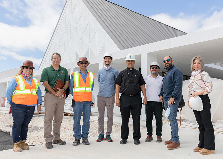 De izquierda a derecha, frente a la nueva iglesia St. Peter en Big Pine Key, están Yolanda Arbesun, gerente de proyectos, Florida LeMark Corp.; David Prada, director de Construcción y Propiedades de la Arquidiócesis de Miami; Jesus Coriano, superintendente de Florida LeMark Corp.; Andrés Arcila, arquitecto paisajista; el P. Jets Medina, administrador parroquial de St. Peter; Juan Calvo, arquitecto de Oppenheim Architecture; Carlos Diez-Arguelles, gerente de proyecto y representante propietario, P&F Management Solutions, LLC; y Nancy McCrosson, administradora de propiedades y contable en St. Peter.