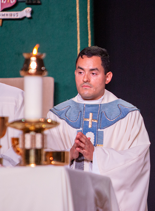 El recién ordenado P. Hans Chamorro concelebra la Misa en la que el Arzobispo Thomas Wenski lo ordenó a él y a otros siete, como nuevos sacerdotes de la Arquidiócesis de Miami, el 8 de mayo de 2021.