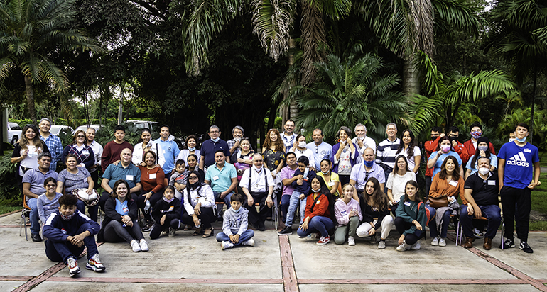 Participantes del Encuentro Familiar número 327, entre padres de familia, sus hijos e integrantes del equipo organizador, posan con el P. Marcelino García, director espiritual de Encuentros Familiares. El retiro de dos días se realizó el 21 y 22 de noviembre de 2020, en el Centro de Espiritualidad Ignaciana.