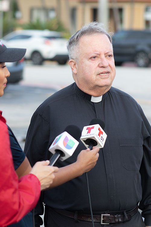 El P. Juan Sosa, párroco de la iglesia St. Joseph, en Miami Beach, la más cercana al edificio de condominios parcialmente derrumbado en Surfside, habla con los medios de comunicación el 25 de junio de 2021.