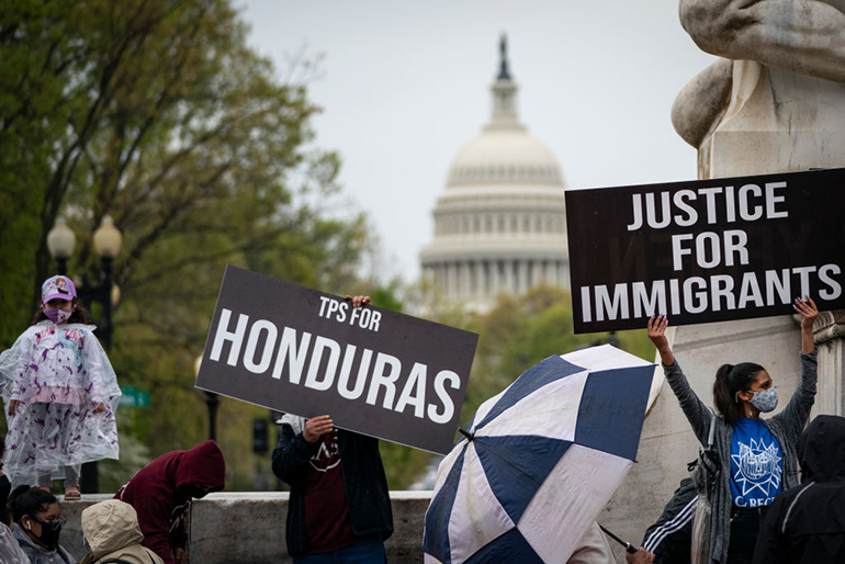 Activistas y ciudadanos con estatus de protección temporal (TPS) se reúnen cerca de Capitol Hill pidiendo que el Congreso apruebe la Ley de Ambiente Seguro para países bajo represión y en emergencia (SECURE) el 14 de abril de 2021 en Washington, DC. La Ley SECURE permitiría a los beneficiarios calificados de TPS solicitar la residencia legal permanente.