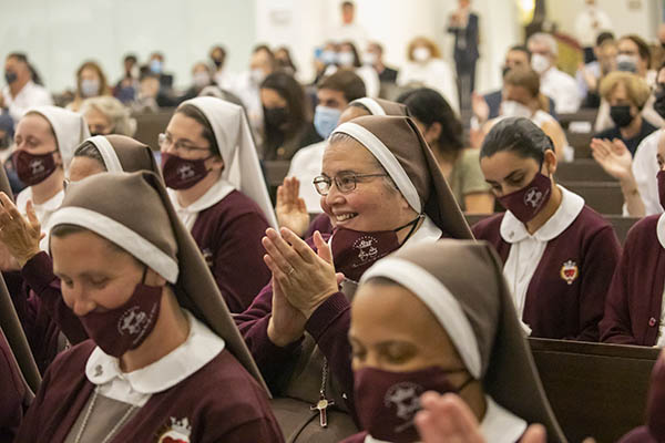 La Hna. Delia Morales (centro), de las Siervas de los Corazones Traspasados de Jesús y María, aclama al P. José María durante la Misa de su profesión de primeros votos religiosos con la comunidad. La Misa tuvo lugar el 29 de junio de 2021, en la iglesia Our Lady of Guadalupe en Doral.