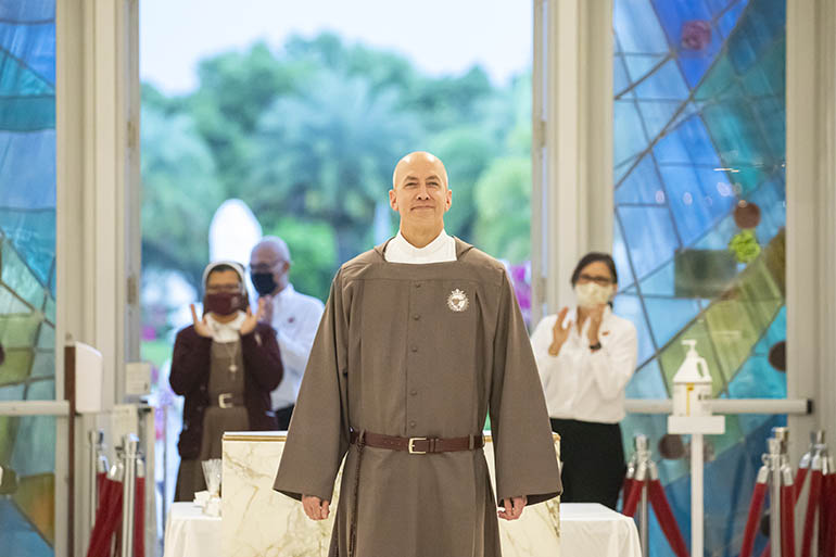 El P. José María del Corazón Sacerdotal, Traspasado y Eucarístico de Jesús, vestido con su nuevo hábito religioso, camina hacia el santuario de la iglesia Our Lady of Guadalupe en Doral.