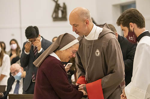 El P. José María, recién profesado Siervo de los Corazones Traspasados de Jesús y María, abraza a la emocionada Madre Adela Galindo, fundadora del instituto, durante la Misa en la que hizo sus primeros votos como religioso. La Misa tuvo lugar el 29 de junio de 2021, en la iglesia Our Lady of Guadalupe en Doral.