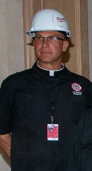 El P. Christopher Marino se ve aquí durante una visita al sitio de las torres Champlain Towers South, parcialmente colapsadas el 2 de julio de 2021. Es rector de la catedral de St. Mary y capellán del Cuerpo de Bomberos de la Ciudad de Miami.