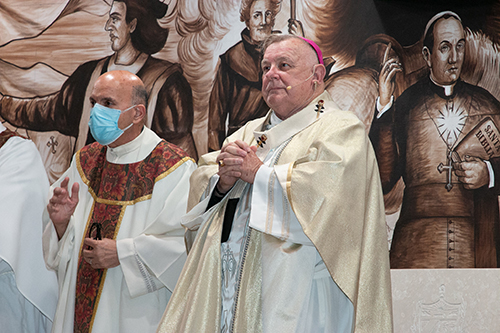 El Arzobispo Thomas Wenski, acompañado por el P. Fernando Hería, rector de la Ermita de la Caridad, celebra una Misa por Cuba en la Ermita el 13 de julio de 2021, dos días después de las protestas contra el gobierno que ocurrieron en todas partes de la Isla.
